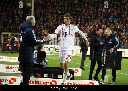 Torschuetze / Torschütze Thomas Müller darf die Glückwünsche von Jupp Heynckes (Bayern München) entgegennehmen - 1. BL: 17-18 - 25. Spieltag SC Friburgo - Bayern München Foto Stock