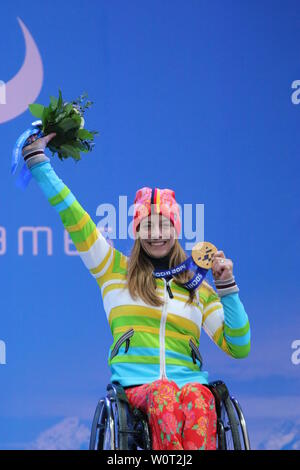 Stolz präsentiert Anna SCHAFFELHUBER ihre dritte Goldmedaille bei der Siegerehrung des Slalom-WEttbewe bs Siegerehrung Rosa Khutor Sci Alpino 6. Tag Sotschi Paralimpiadi Paralimpiadi Sotschi 2014 / Giochi Paralimpici Invernali Sochi 2014 Foto Stock