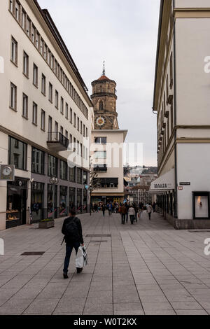 Stoccarda, Germania - MARZO 04, 2017: una delle vie dello shopping nel centro storico della città. Foto Stock
