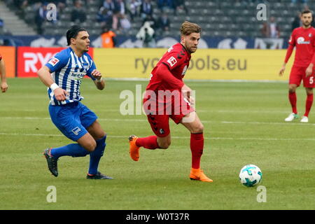 Lucas Höler (Freiburg) mit sfera, 1. BL: 17-18 - 26. Spieltag Hertha BSC Berlin - SC Freiburg Foto Stock