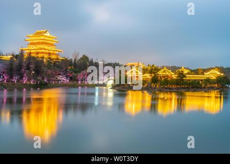 Vista notturna di Wenchang Pavilion District, Confucio città culturale, Suixi, Guangdong Foto Stock