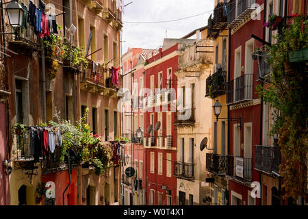 Coloratissima fila parallela case in Cagliari in Italia (Sardegna) Foto Stock