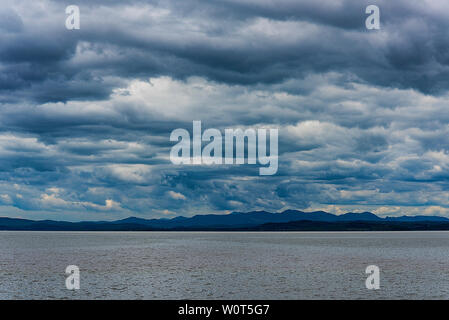 Cielo nuvoloso su Morecambe Bay cercando di le colline oltre Foto Stock