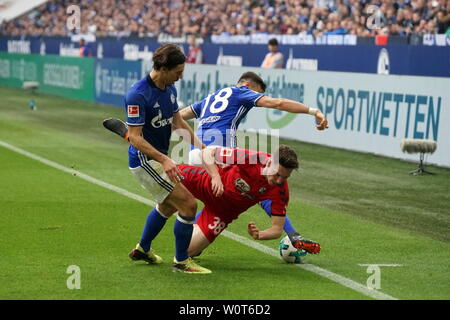 Benjamin Stambouli (Schalke 04) und Daniel Caligiuri (Schalke 04) bringen im v. li. im Zweikampf Florian Kath (Freiburg) zu Fall im Spiel der 1. BL: 17-18 -28. Spieltag - Schalke 04 vs SC Freiburg Foto Stock