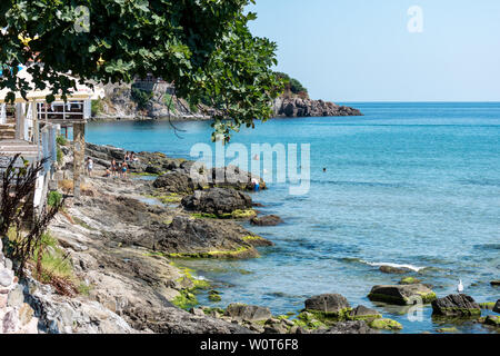 SOZOPOL, Bulgaria - 24 agosto 2017: vista sulla spiaggia rocciosa di Sozopol nell'antica cittadina balneare sul Mar Nero Il litorale bulgaro del Mar Nero. Foto Stock