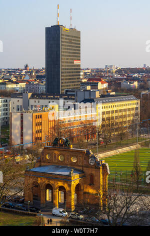 Berlino, Germania - Aprile 08, 2018: una vista panoramica del quartiere residenziale nel centro di Berlino e le rovine del palazzo storico della stazione ferroviaria Anhalter Bahnhof di sera sun. Foto Stock