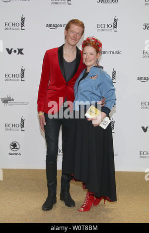 Enie van de Meiklokjes mit Mann Tobias Staerbo, Echo Verleihung 2018, Messe Berlin, 12.04.2018 Foto Stock