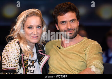 Janine Kunze und Kai Schumann bei der Aufzeichnung der NDR Talkshow 'Tietjen und Bommes' im NDR Studio auf dem Messegelände in Hannover am 13.04.2018 Foto Stock