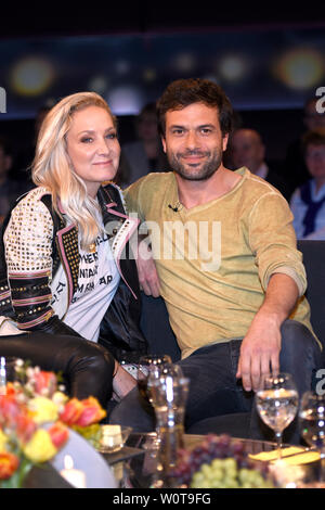 Janine Kunze und Kai Schumann bei der Aufzeichnung der NDR Talkshow 'Tietjen und Bommes' im NDR Studio auf dem Messegelände in Hannover am 13.04.2018 Foto Stock