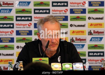 Trainer Streich cristiana (Freiburg) bei der Presskonferenz, 1. BL: 17-18 - 32. Spieltag - SC Freiburg vs. 1. FC Koeln Foto Stock