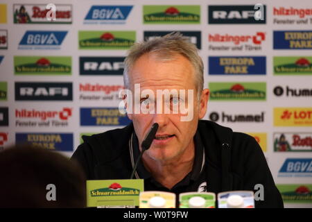 Trainer Streich cristiana (Freiburg) bei Pressekonferenz / PK, 1. BL: 17-18 - 32. Spieltag - SC Freiburg vs. 1. FC Koeln Foto Stock