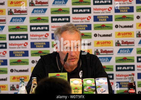 Trainer Streich cristiana (Freiburg) bei Pressekonferenz / PK, 1. BL: 17-18 - 32. Spieltag - SC Freiburg vs. 1. FC Koeln Foto Stock