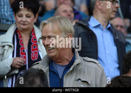 Ex-Trainer Volker Finke, 1. BL: 17-18 - 32. Spieltag - SC Freiburg vs. 1. FC Koeln Foto Stock