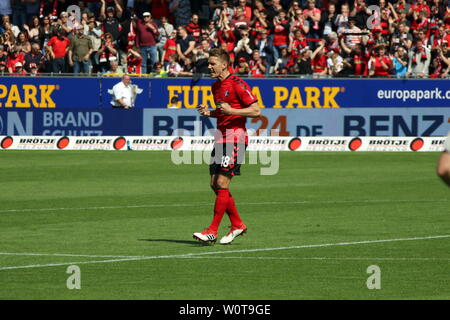 Torschuetze / Torschütze Nils Petersen (Freiburg) bejubelt sein Tor zum 1:0, 1. BL: 17-18 - 32. Spieltag - SC Freiburg vs. 1. FC Koeln Foto Stock