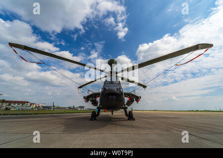 Berlino, Germania - 25 Aprile 2018: attacco elicottero Eurocopter Tiger. Mostra ILA Berlin Air Show 2018 Foto Stock