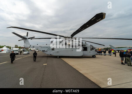 Berlino, Germania - 25 Aprile 2018: Heavy-lift cargo elicottero Sikorsky CH-53K re stallone dal Corpo della Marina degli Stati Uniti sul campo d'aviazione. Mostra ILA Berlin Air Show 2018 Foto Stock