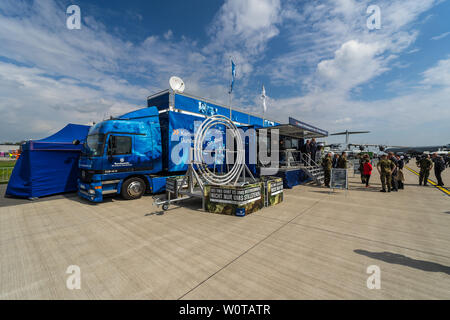 Berlino, Germania - 25 Aprile 2018: Mobile (strada treno) punto di assunzione e di svolgimento di carriera centro per l'esercito tedesco (Bundeswehr). Mostra ILA Berlin Air Show 2018. Foto Stock