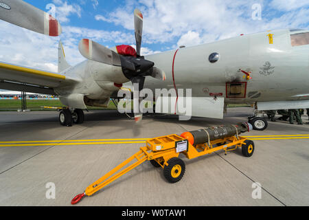 Berlino, Germania - 25 Aprile 2018: il pattugliamento marittimo aerei Lockheed P-3C Orion e leggera antisommergibile marchio a siluro 46, mod 5 in primo piano. Marina militare tedesca. Mostra ILA Berlin Air Show 2018. Foto Stock