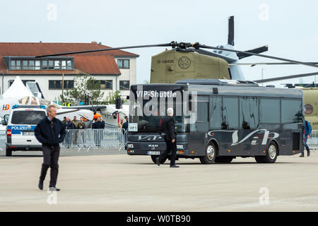 Berlino, Germania - 25 Aprile 2018: Vip Shuttle sul campo d'aviazione. Mostra ILA Berlin Air Show 2018. Foto Stock