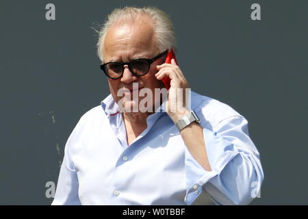 Präsident / Presidente Fritz Keller (Freiburg) mit dem roten Mobiltelefon, 1. BL: 17-18 - 34. Spieltag SC Freiburg - FC Augsburg Foto Stock