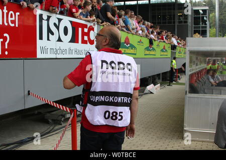 Leo Obert, antidoping Beauftagter-der NADA beim Spiel der 1. BL: 17-18 - 34. Spieltag SC Freiburg - FC Augsburg Foto Stock