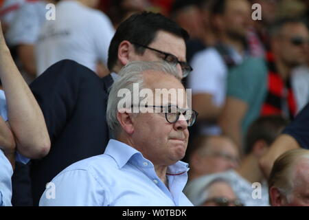 Angespannt: Präsident / Presidente Fritz Keller (Freiburg) auf der Tribüne beim Spiel der 1. BL: 17-18 - 34. Spieltag SC Freiburg - FC Augsburg Foto Stock