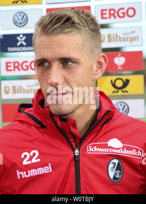 Nils Petersen (SC Freiburg) beim DFB-Pokalspiel 2017/18 VfB Germania Halberstadt - SC Freiburg am 12.08.2017 Foto Stock