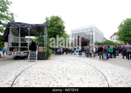 Mit einem Festakt im Rahmen sciabiche 140-jährigen Jubiläums hat der Zoo Leipzig am 17.Mai 2018 die Erlebniswelt Südamerika eröffnet. Zoodirektor prof. Junhold, Olivier pagana, Präsident des Verbandes der Zoologischen Gärten und die Leipziger Kulturbürgermeisterin und Aufsichtsratsvorsitzende Dr. Skadi Jennicke in Vertretung von Oberbürgermeister Burkhard Jung vollzogen die Eröffnung. Die Erlebniswelt Südamerika umfasst eine Fläche von 15.800 Quadratmetern und gliedert sich in die südamerikanischen Landschaften Pampa, Pantanal und Patagonien. Große Maras, Guanakos, Pekaris, Weißrüsselnasenbären, Foto Stock