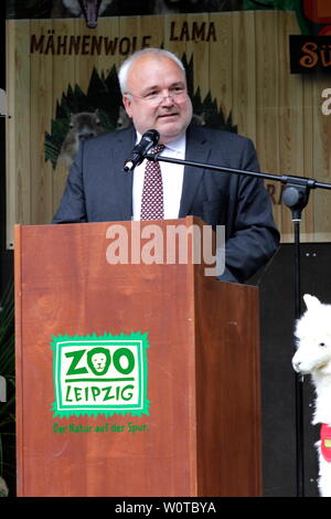 Mit einem Festakt im Rahmen sciabiche 140-jährigen Jubiläums hat der Zoo Leipzig am 17.Mai 2018 die Erlebniswelt Südamerika eröffnet. Zoodirektor prof. Junhold, Olivier pagana, Präsident des Verbandes der Zoologischen Gärten und die Leipziger Kulturbürgermeisterin und Aufsichtsratsvorsitzende Dr. Skadi Jennicke in Vertretung von Oberbürgermeister Burkhard Jung vollzogen die Eröffnung. Die Erlebniswelt Südamerika umfasst eine Fläche von 15.800 Quadratmetern und gliedert sich in die südamerikanischen Landschaften Pampa, Pantanal und Patagonien. Große Maras, Guanakos, Pekaris, Weißrüsselnasenbären, Foto Stock