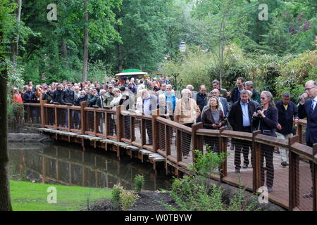 Mit einem Festakt im Rahmen sciabiche 140-jährigen Jubiläums hat der Zoo Leipzig am 17.Mai 2018 die Erlebniswelt Südamerika eröffnet. Zoodirektor prof. Junhold, Olivier pagana, Präsident des Verbandes der Zoologischen Gärten und die Leipziger Kulturbürgermeisterin und Aufsichtsratsvorsitzende Dr. Skadi Jennicke in Vertretung von Oberbürgermeister Burkhard Jung vollzogen die Eröffnung. Die Erlebniswelt Südamerika umfasst eine Fläche von 15.800 Quadratmetern und gliedert sich in die südamerikanischen Landschaften Pampa, Pantanal und Patagonien. Große Maras, Guanakos, Pekaris, Weißrüsselnasenbären, Foto Stock