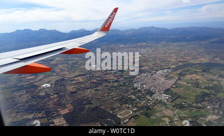 Urlaubsflieger von Easyjet Anfluag im auf das Ferienparadies Mallorca in Spanien Foto Stock