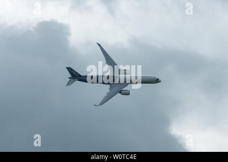 Berlino, Germania - 26 Aprile 2018: dimostrazione di volo del wide-body jet aereo di linea Airbus A350 XVB. Mostra ILA Berlin Air Show 2018 Foto Stock