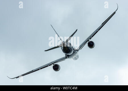 Berlino, Germania - 26 Aprile 2018: dimostrazione di volo del wide-body jet aereo di linea Airbus A350 XVB. Mostra ILA Berlin Air Show 2018 Foto Stock