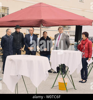 St. Pölten, Niederösterreich, Österreich, Wochenmarkt. Bild zeigt Vizebürgermeister Mathias Adl (OeVP) und Stadträte zu Besuch am Wochenmarkt. Foto Stock