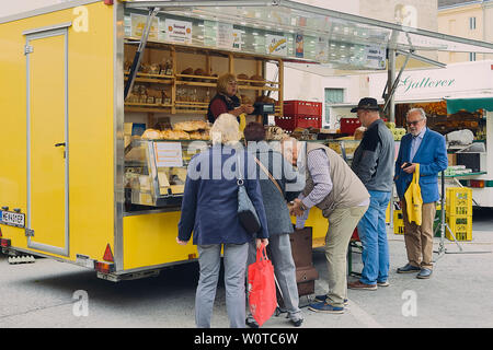 St. Pölten, Niederösterreich, Österreich, Wochenmarkt. Bild zeigt Andrang am Zuccurbäckerstand. Foto Stock