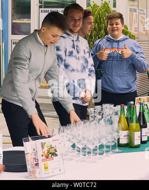 St. Pölten, Niederösterreich, Österreich, Wochenmarkt. Bild zeigt Schüler der Tourismusschule Wifi un ihrem Getränkestand. Foto Stock