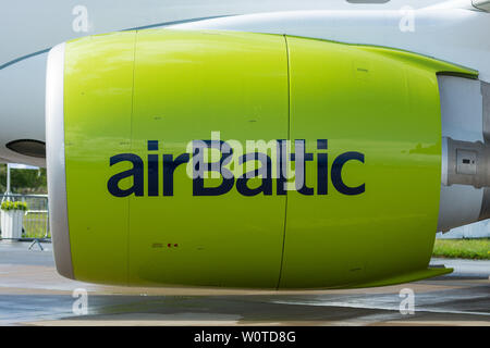 Berlino - Aprile 26, 2018: Ingranaggi motore turbofan Pratt & Whitney PW1000G da Bombardier CS300. Il lettone low-cost carrier AirBaltic. Mostra ILA Berlin Air Show 2018 Foto Stock