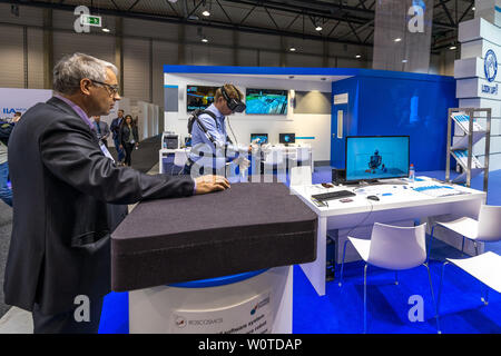 Berlino - Aprile 26, 2018: Spazio Pavilion. Lo stand di Roscosmos. Dimostrazione del funzionamento dell'hardware-software complesso di controllo da parte di un robot antropomorfo. Mostra ILA Berlin Air Show 2018 Foto Stock