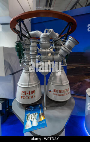 Berlino - Aprile 26, 2018: Spazio Pavilion. Stand di Roscosmos membro Corporation per le attività spaziali. Motore a razzo RD-180 modello in scala. Mostra ILA Berlin Air Show 2018 Foto Stock