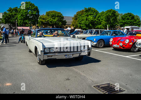 Berlino - Maggio 06, 2018: full-size auto di lusso Lincoln Continental convertible, 1961. Oldtimertage Berlin-Brandenburg (31 Berlin-Brandenburg Oldtimer giorno). Foto Stock