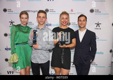 Nino Boehlau (Gewinner Bester al numero Nachwuchsdarsteller) mit Laudatorin Lisa Martinek und Johanna Ingelfinger (Gewinnerin Beste NachwuchsdarstellerIn) mit Laudator Ludwig Trepte, Verleihung des Studio Hamburg Nachwuchspreis 2018 aus dem Thalia Theatre, Amburgo, 06.06.2018 Foto Stock