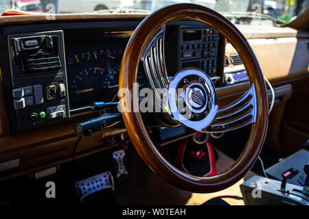 Berlino - Maggio 06, 2018: Interno del full-size pickup truck Chevrolet C1500 Passo lato (Silverado), 1991. Oldtimertage Berlin-Brandenburg (31 Berlin-Brandenburg Oldtimer giorno). Foto Stock