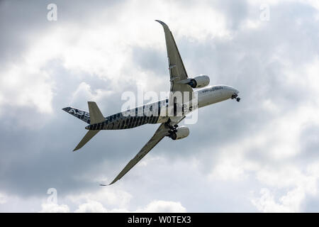 Berlino, Germania - 27 Aprile 2018: dimostrazione di volo del wide-body jet aereo di linea Airbus A350 XVB. Mostra ILA Berlin Air Show 2018 Foto Stock