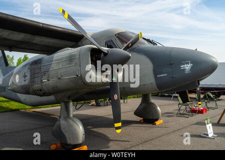 Berlino - 27 Aprile 2018: STOL light utility aereo Dornier Do28D-2 sul campo d'aviazione. Mostra ILA Berlin Air Show 2018. Foto Stock