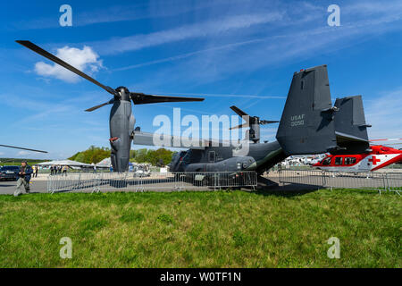 Berlino, Germania - 27 Aprile 2018: V/STOL i velivoli militari da trasporto Bell Boeing V-22 Osprey. US Air Force. Mostra ILA Berlin Air Show 2018 Foto Stock