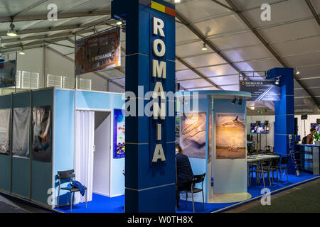 Berlino - 27 Aprile 2018: Pavilion 'Defense e sicurezza", stand di aziende provenienti dalla Romania. Mostra ILA Berlin Air Show 2018. Foto Stock