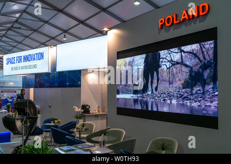 Berlino - 27 Aprile 2018: Pavilion 'Defense e sicurezza", stand delle aziende dalla Polonia. Mostra ILA Berlin Air Show 2018. Foto Stock