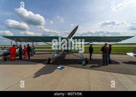 Berlino - 27 Aprile 2018: un piccolo collegamento tedesco aerei Fieseler Fi 156 Storch. Mostra ILA Berlin Air Show 2018. Foto Stock