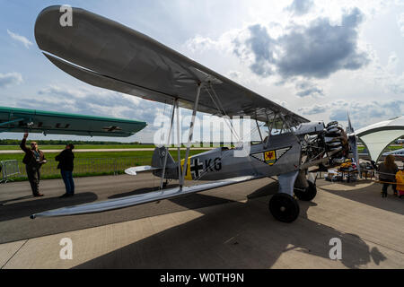 Berlino - 27 Aprile 2018: trainer biplanare Focke-Wulf Fw 44J Stieglitz ("Cardellino"). Mostra ILA Berlin Air Show 2018. Foto Stock