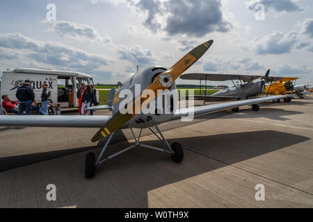 Berlino - 27 Aprile 2018: due-seat sport/training monoplan Bucker Bu 180 studente. Mostra ILA Berlin Air Show 2018. Foto Stock